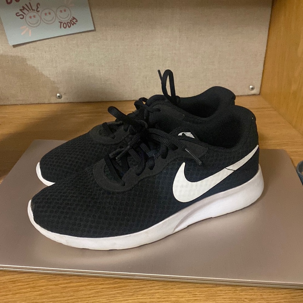 Nike WOMEN'S NIKE TANJUN SUSTAINABLE SNEAKERS size 8